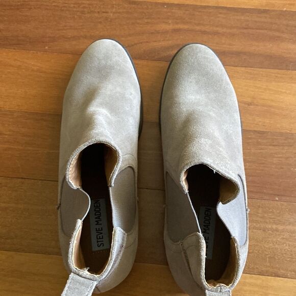 Steve Madden Tan Taupe Suede Pull-on Minimalist Chelsea Flat Booties Size 8.5 - Picture 4 of 11